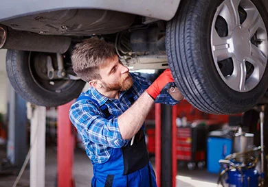Revisión y cambio de frenos en el mantenimiento del coche Revisión y cambio de frenos en el mantenimiento del coche