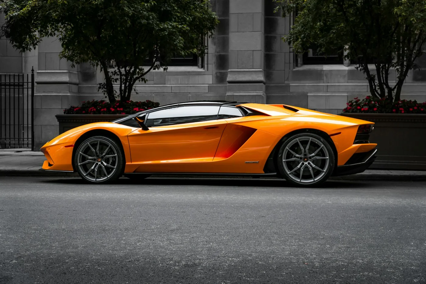 Lamborghini Aventador naranja, vista lateral
