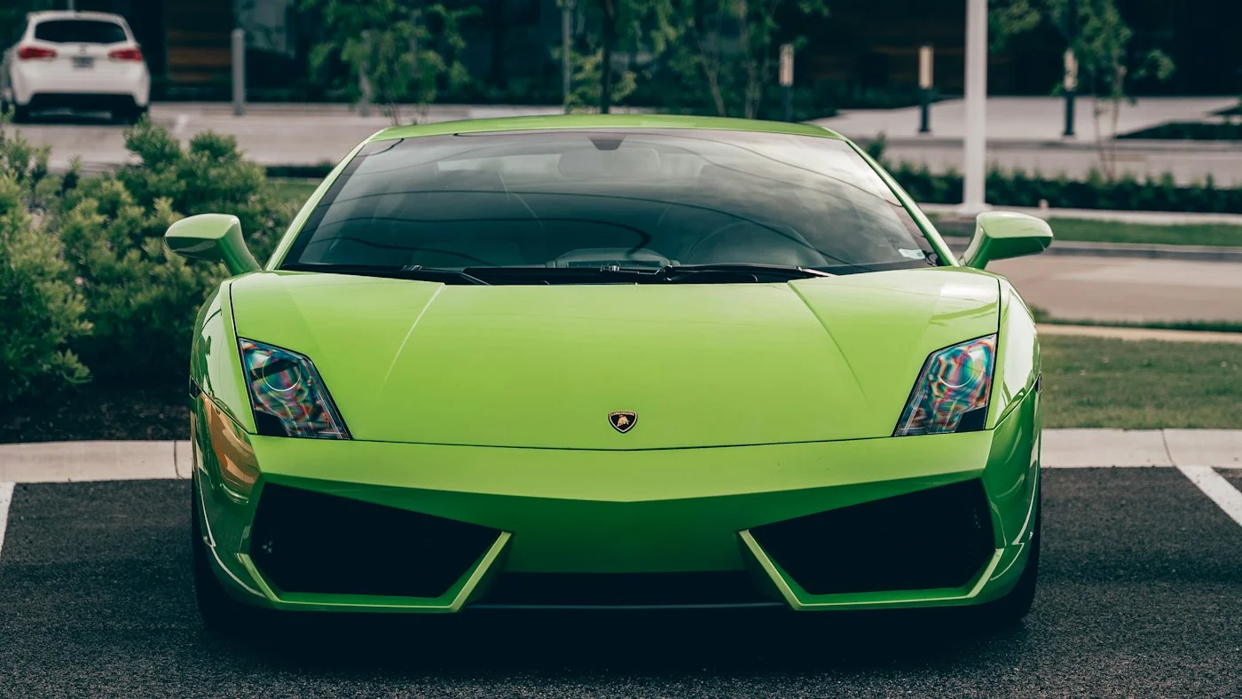 Lamborghini Gallardo verde aparcado, vista frontal