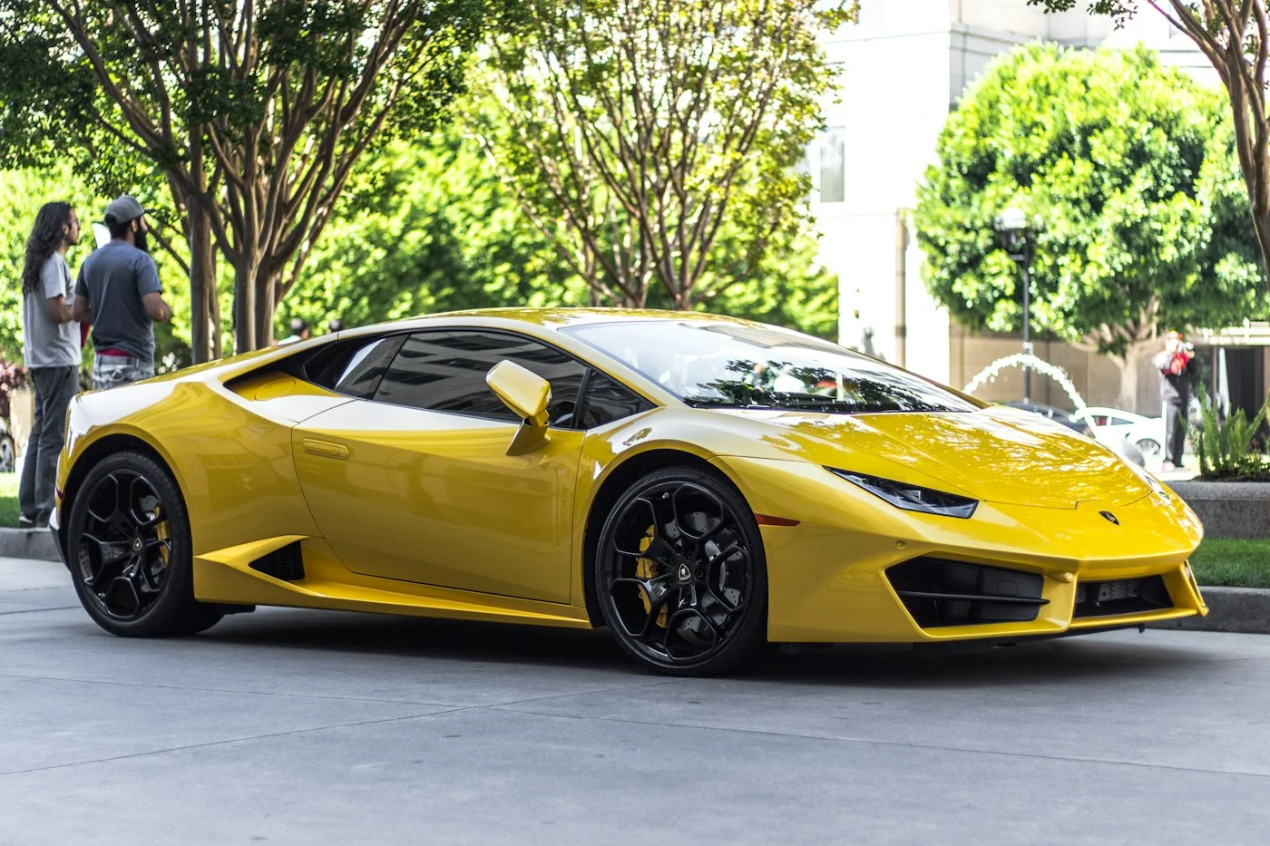 Lamborghini Huracán amarillo aparcado en la calle