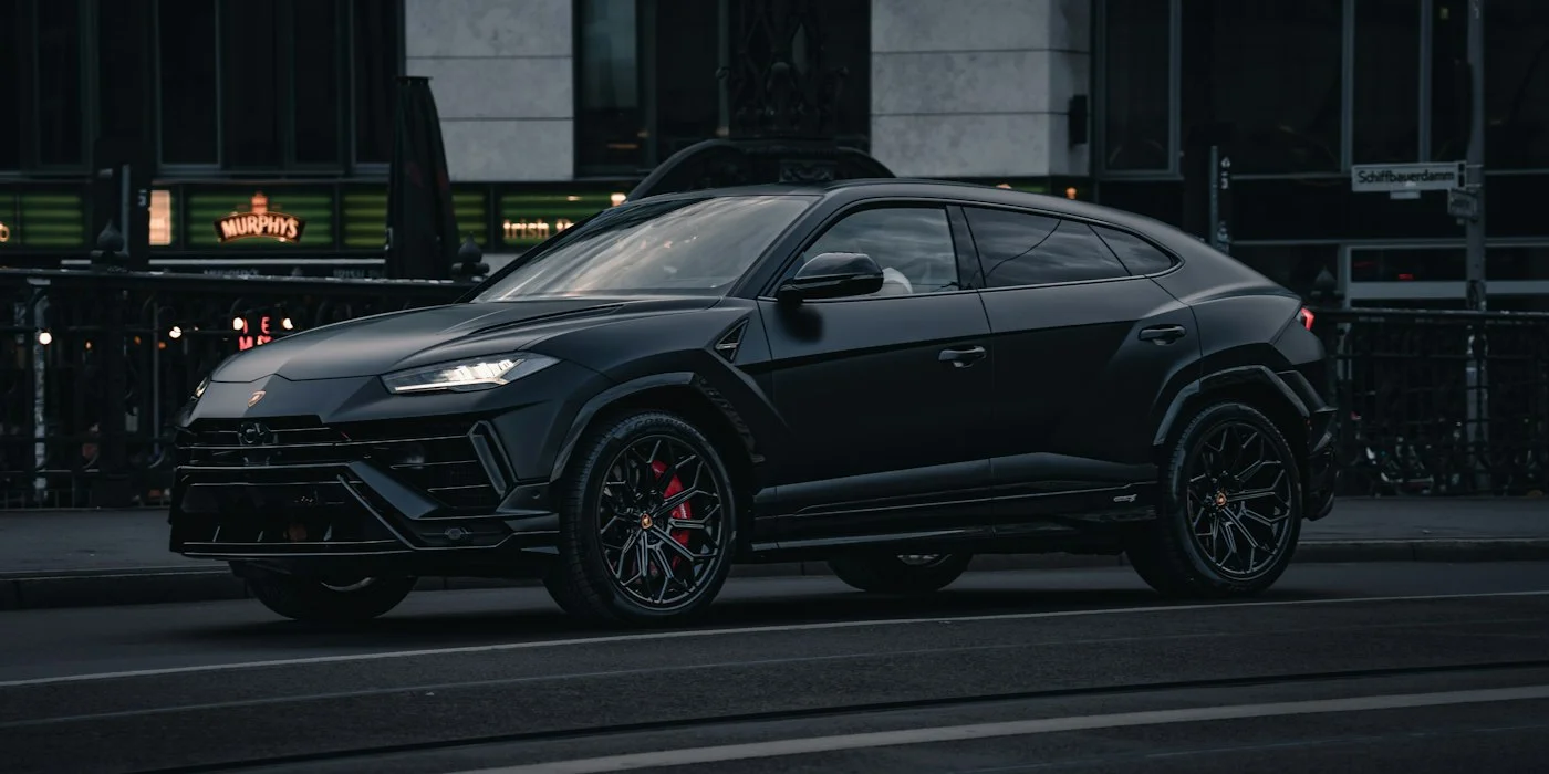 Lamborghini Urus negro aparcado en la calle