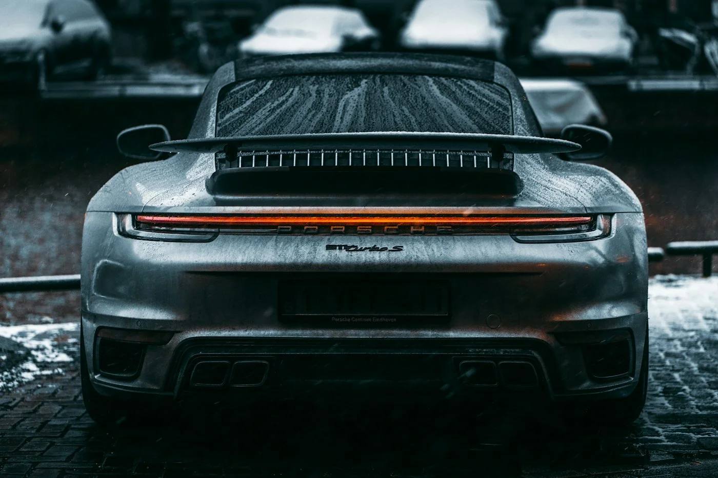 Porsche 911 en carretera de montana nevada