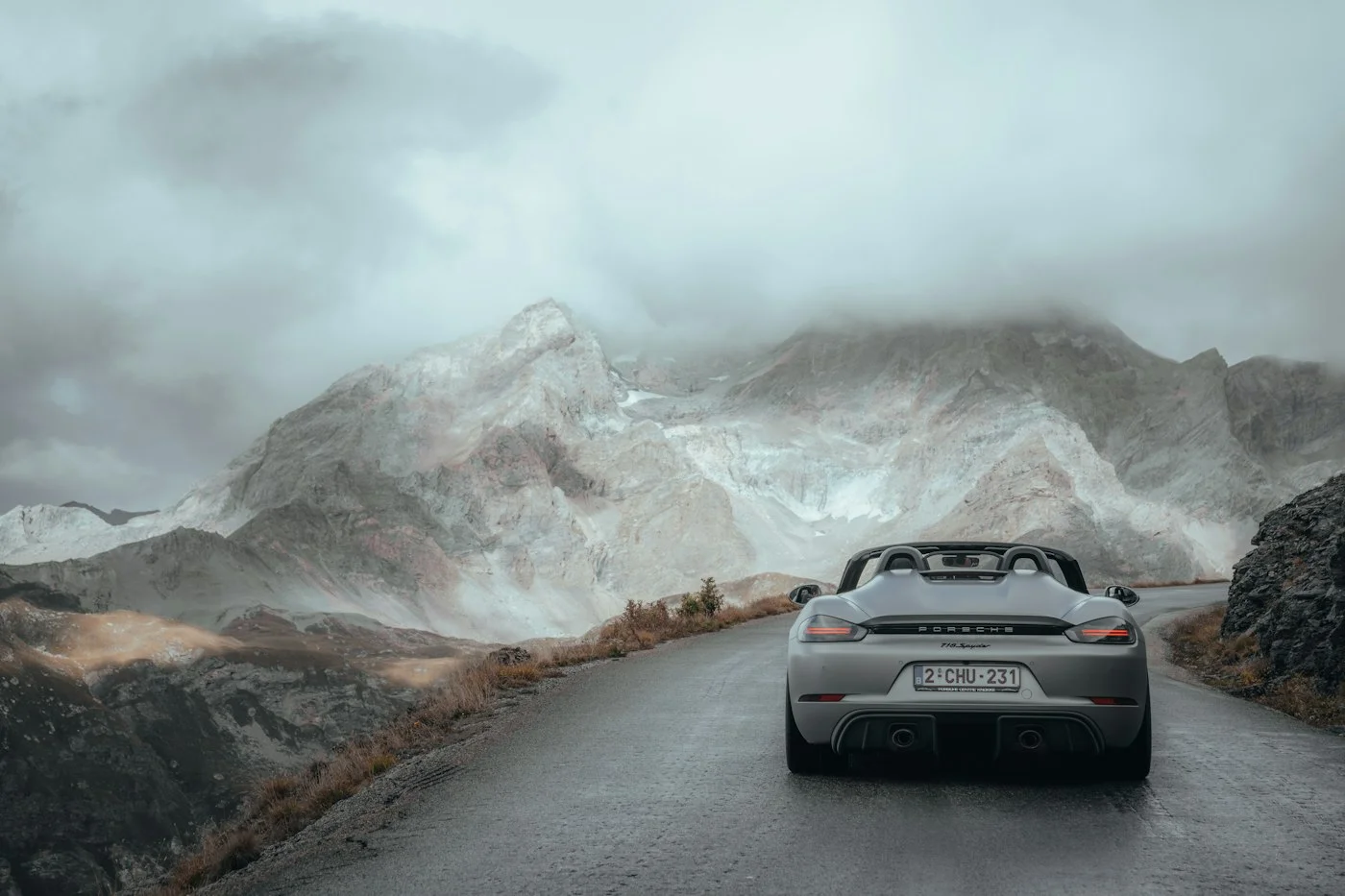 Porsche Boxster/Cayman descapotable en puerto de montana
