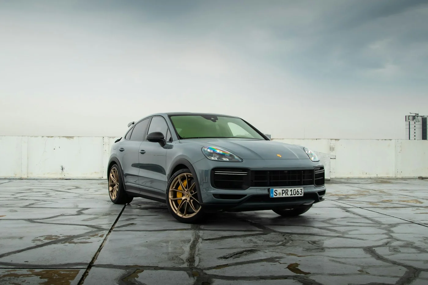 Porsche Cayenne gris aparcado