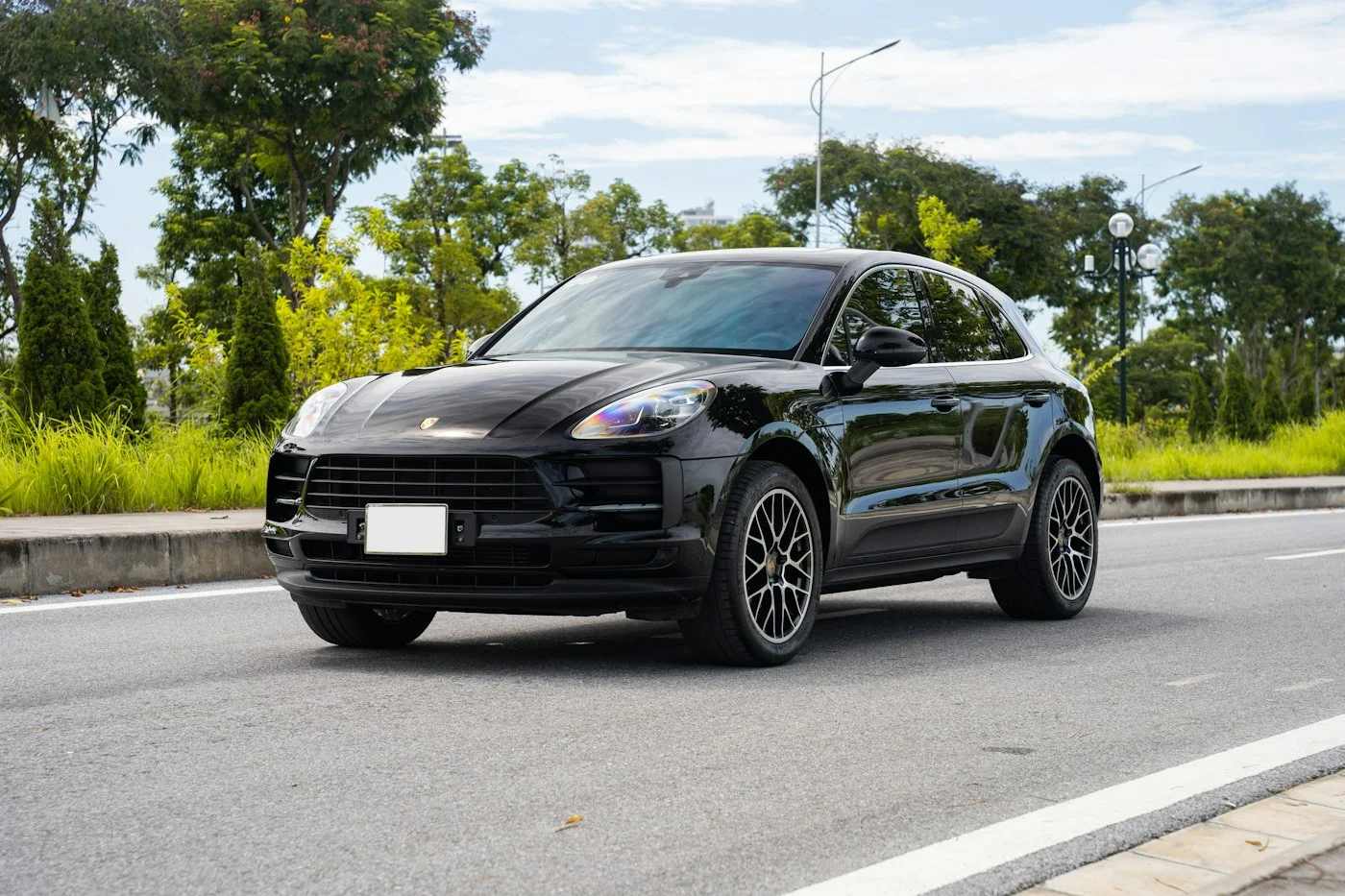 Porsche Macan negro en carretera