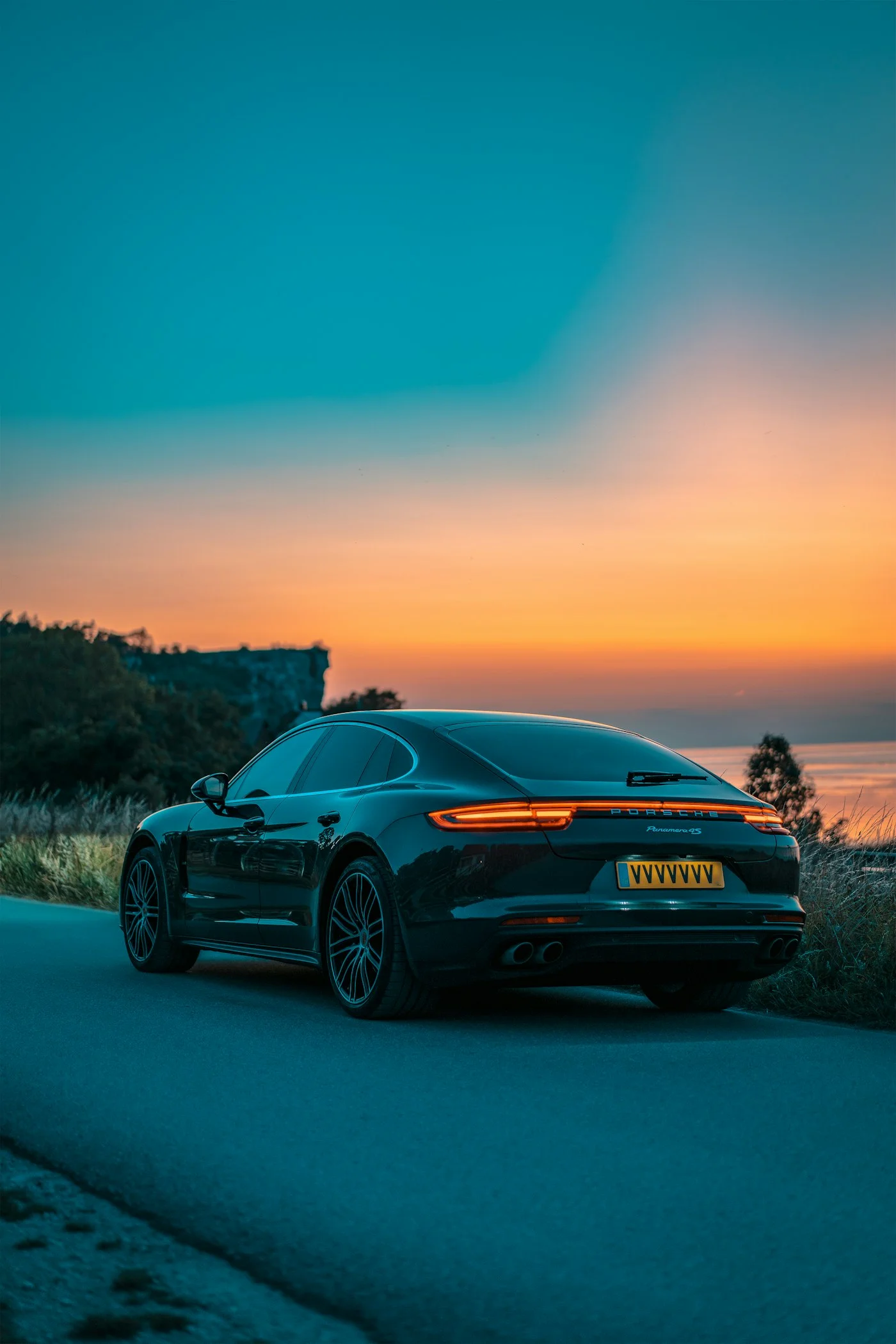 Porsche Panamera 4S negro en carretera costera